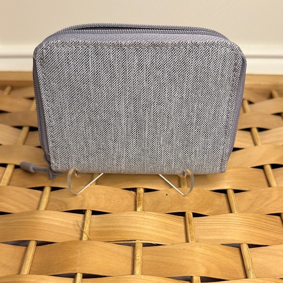 Vera Bradley Textured Gray zip Around Cardholder Pouch - Picture 5 of 5